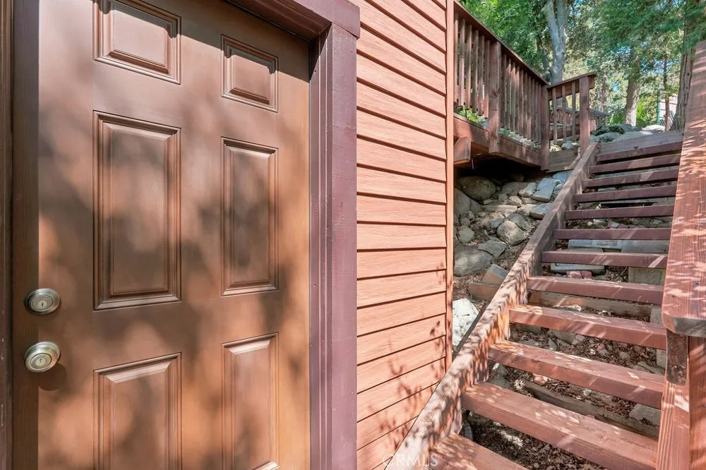 25086 Valle Crestline, CA 92325