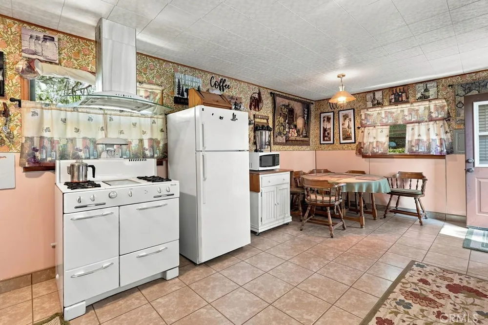 25086 Valle Crestline, CA 92325