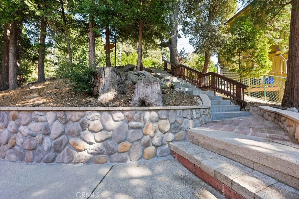 25086 Valle Crestline, CA 92325