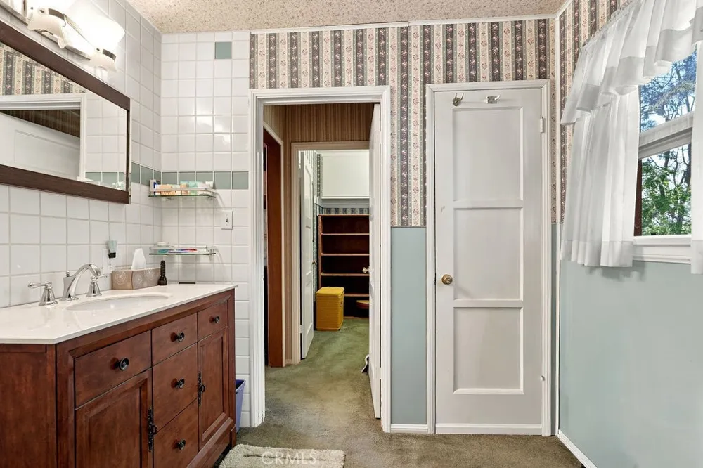 25086 Valle Crestline, CA 92325