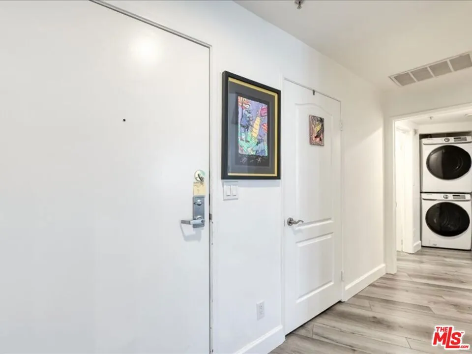 4477 Woodman Avenue #304 Sherman Oaks, CA 91423