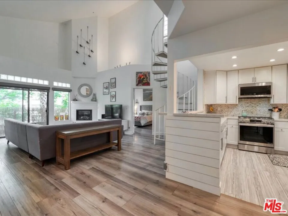 4477 Woodman Avenue #304 Sherman Oaks, CA 91423