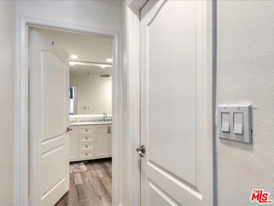 4477 Woodman Avenue #304 Sherman Oaks, CA 91423