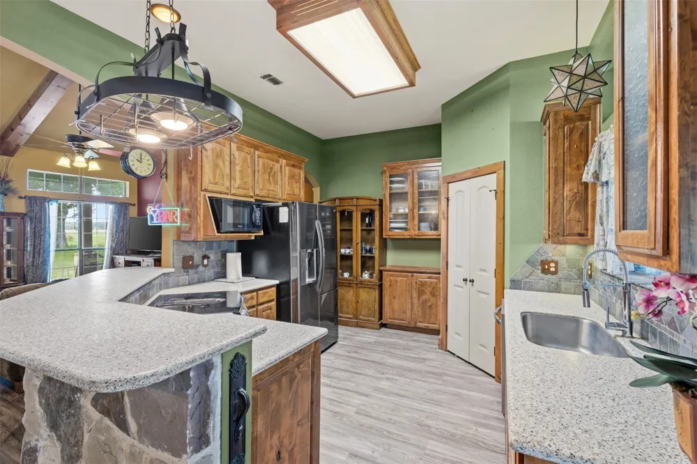 13733 County Road 109 Kaufman, TX 75142