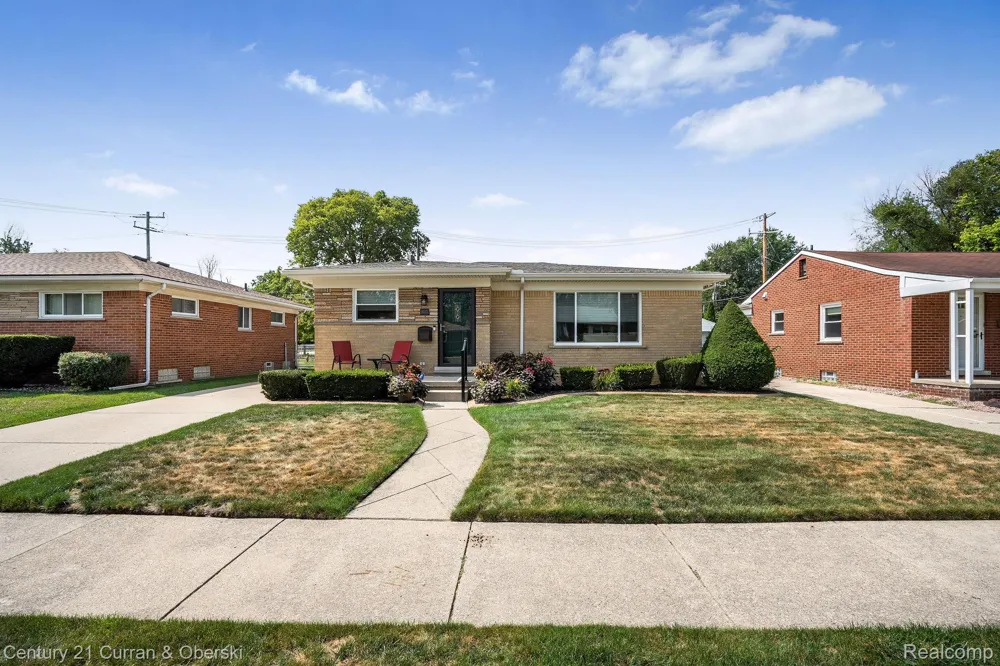 8233 Evangeline Street Dearborn Heights City, MI 48127