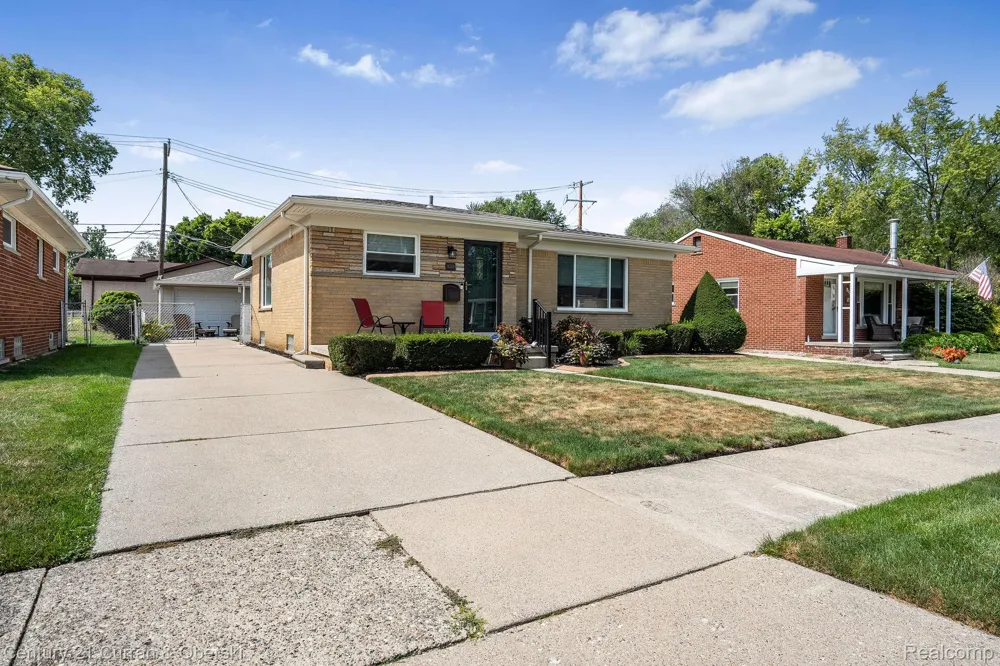 8233 Evangeline Street Dearborn Heights City, MI 48127