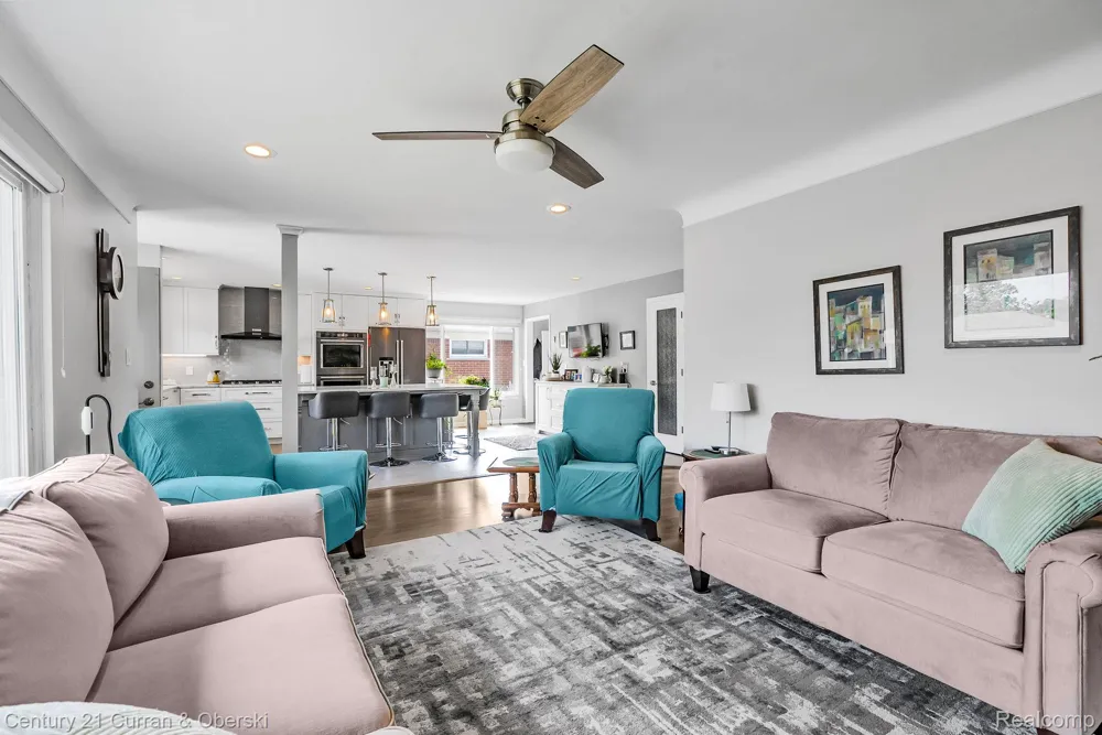 8233 Evangeline Street Dearborn Heights City, MI 48127