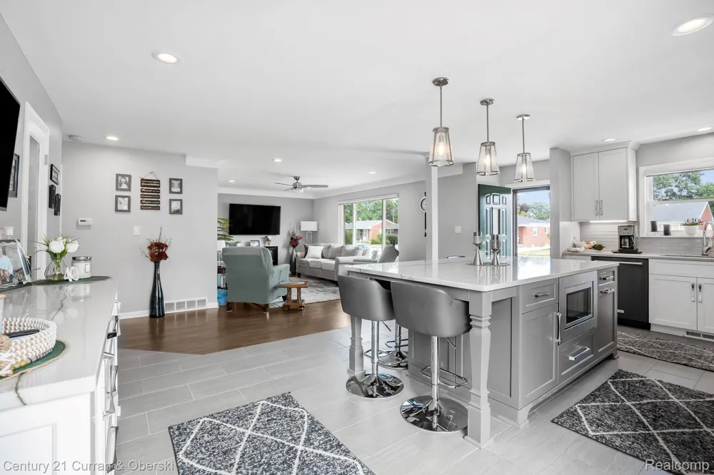 8233 Evangeline Street Dearborn Heights City, MI 48127