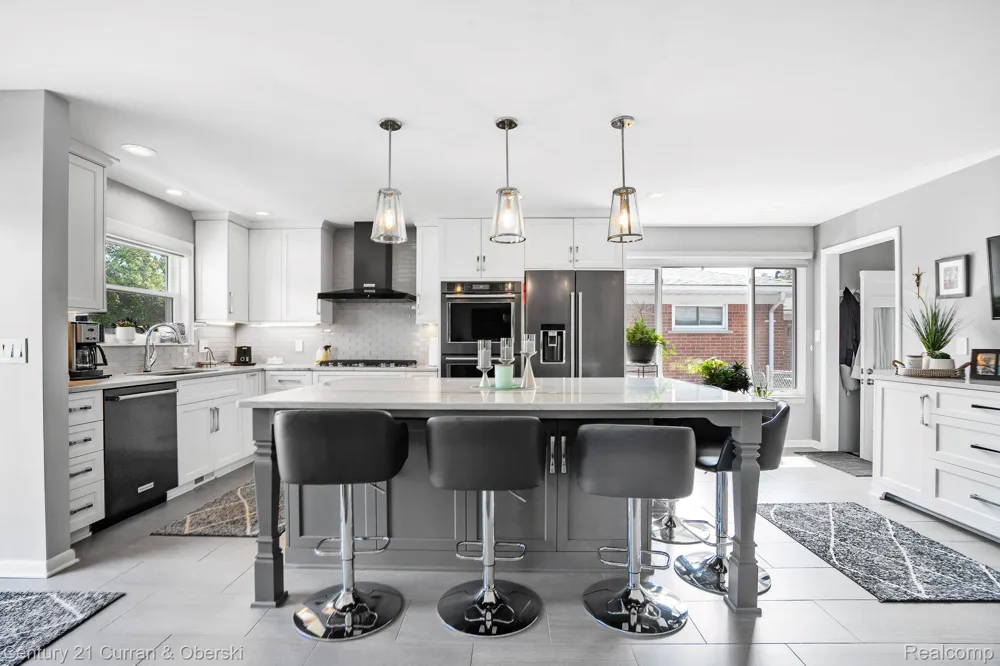 8233 Evangeline Street Dearborn Heights City, MI 48127
