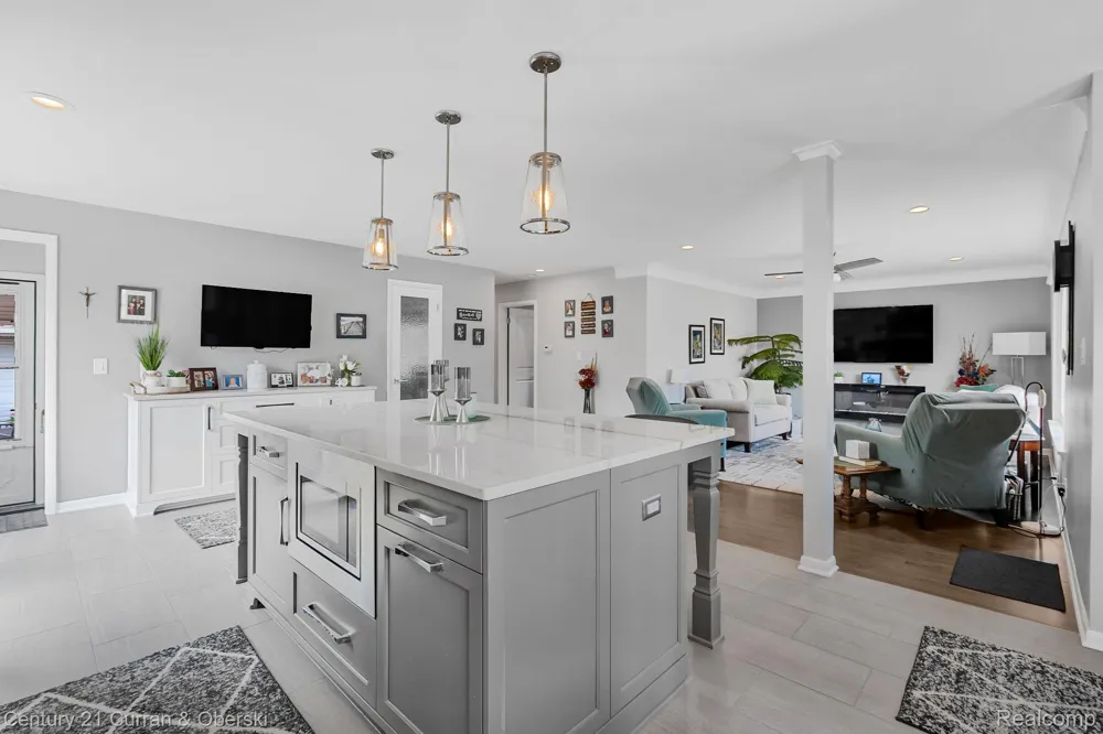8233 Evangeline Street Dearborn Heights City, MI 48127