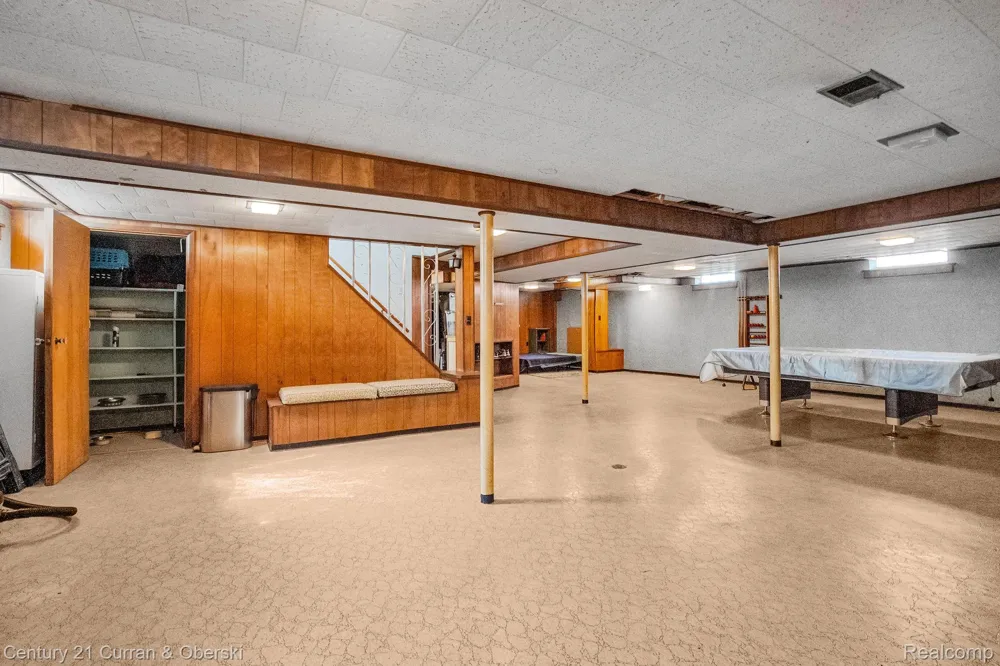 8233 Evangeline Street Dearborn Heights City, MI 48127