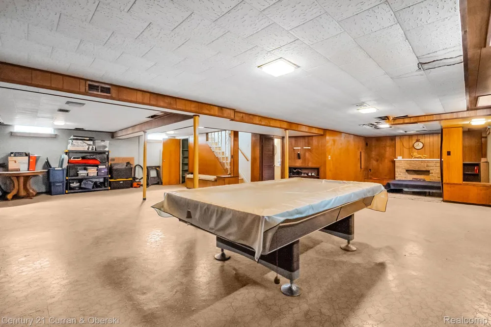 8233 Evangeline Street Dearborn Heights City, MI 48127