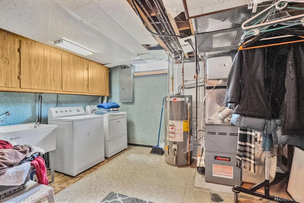 8233 Evangeline Street Dearborn Heights City, MI 48127