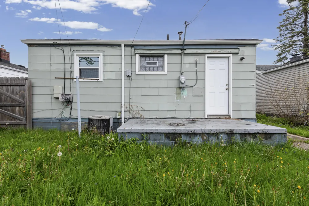 1636 E Pearl Avenue Hazel Park, MI 48030