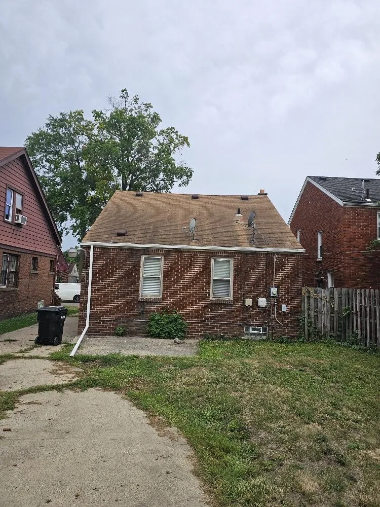 16562 Appoline Detroit, MI 48235