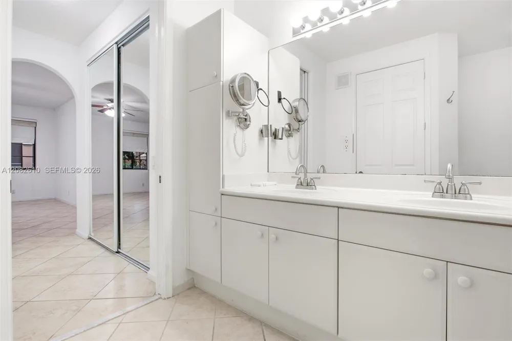 2890 Kinsington Cir #22-1 Weston, FL 33332