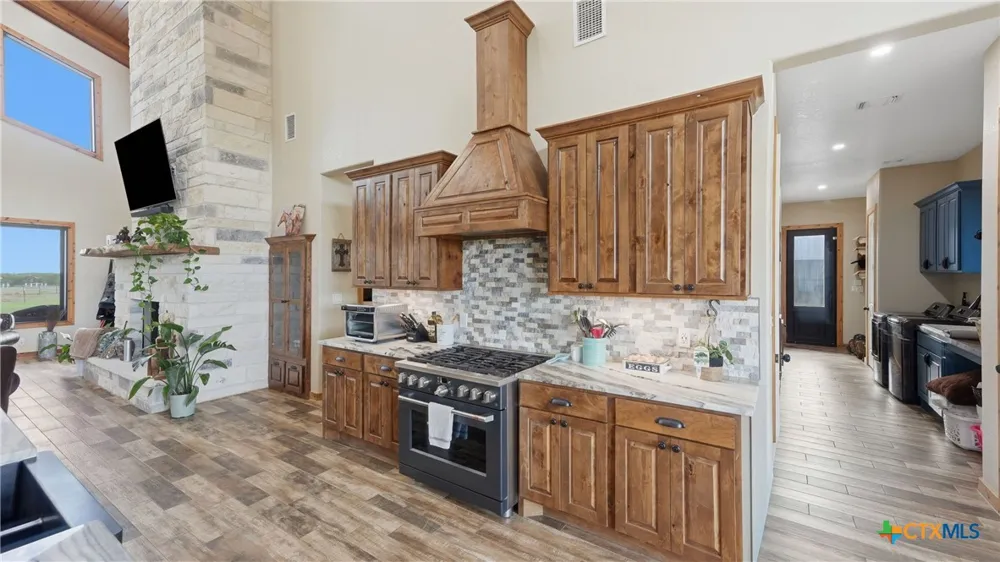 12093 Sulphur Springs Road Adkins, TX 78101