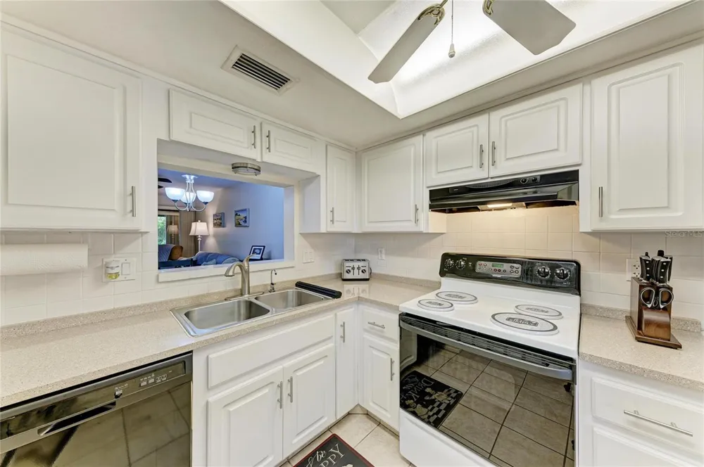 2808 60TH AVENUE W #802 Bradenton, FL 34207