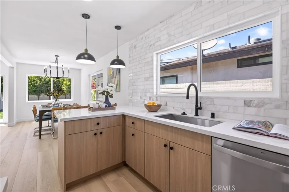3861 S Norton Avenue Los Angeles, CA 90008