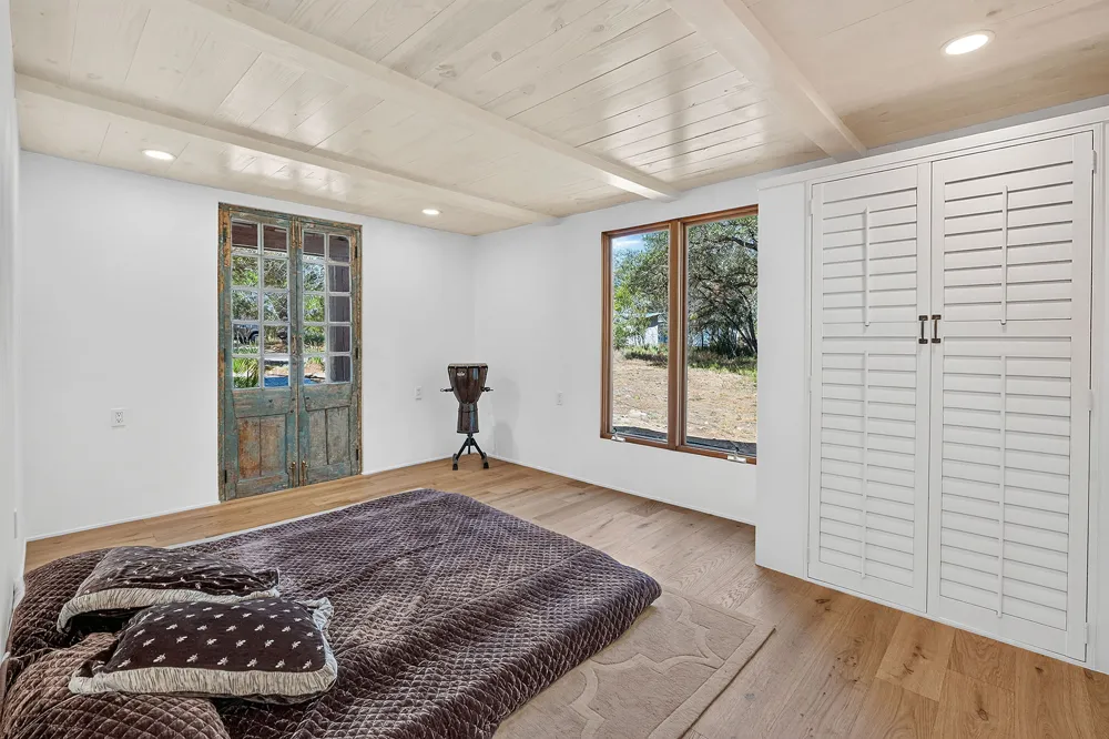 2609 Oak Ridge Drive Spicewood, TX 78669
