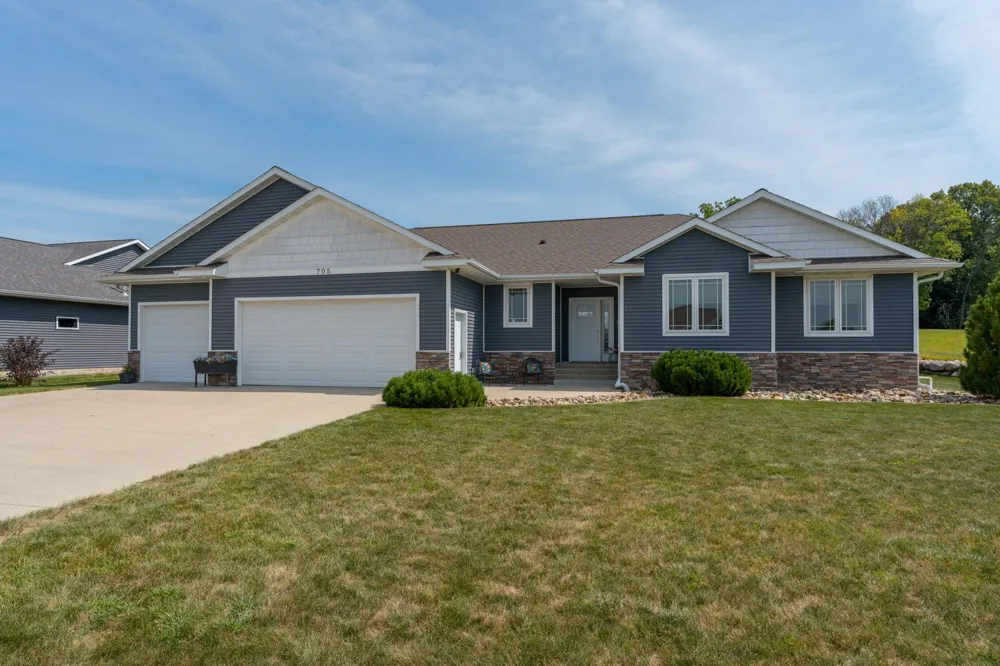 705 Maple Lane Eagle Lake, MN 56024