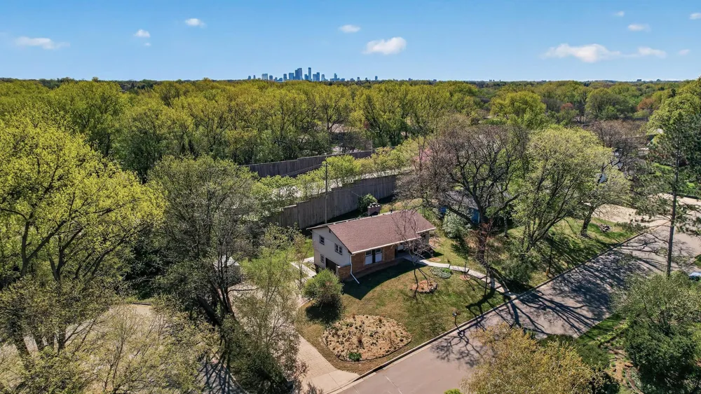 2580 Winfield Avenue Golden Valley, MN 55422