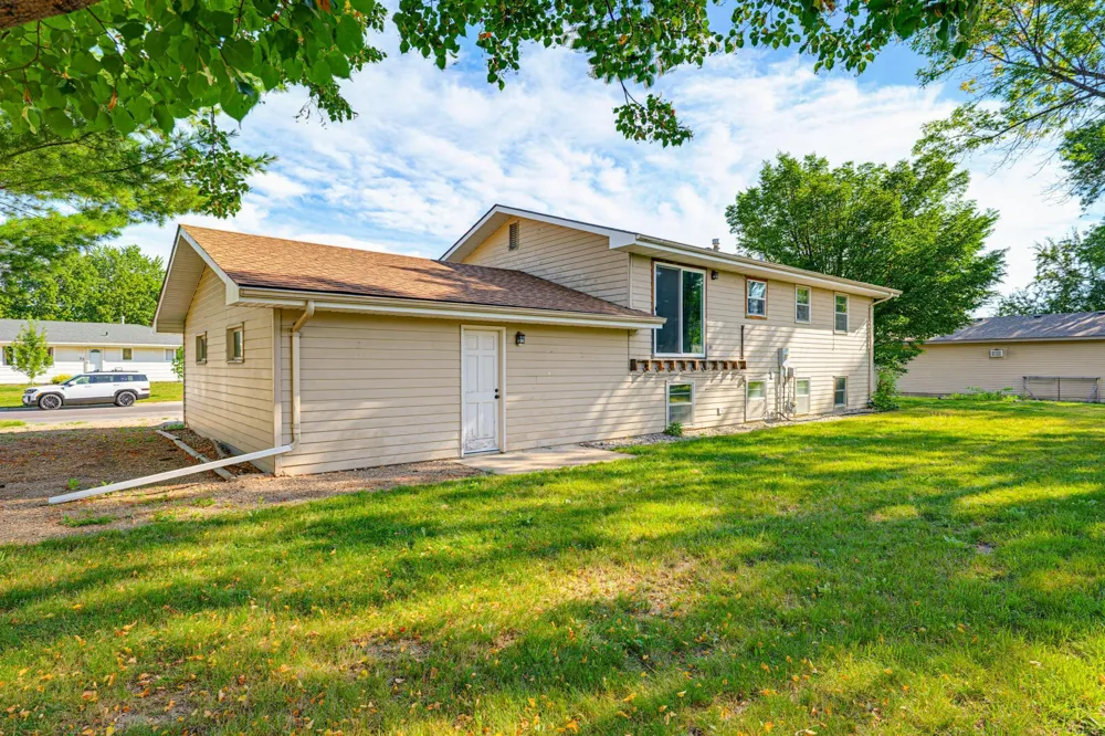 64 9th Avenue NE Hutchinson, MN 55350