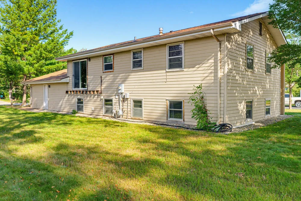 64 9th Avenue NE Hutchinson, MN 55350