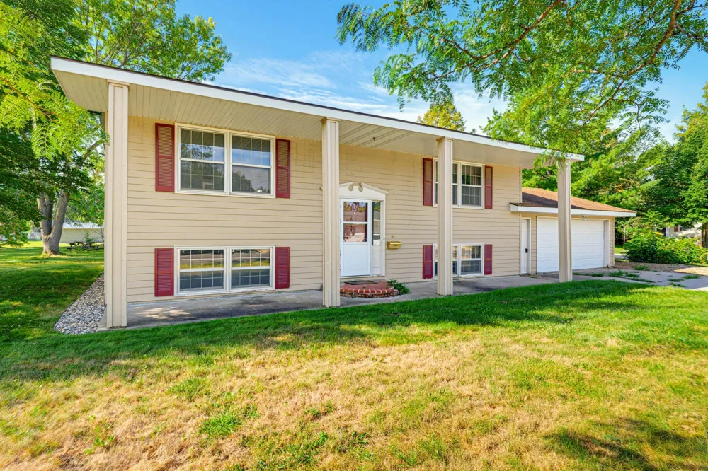 64 9th Avenue NE Hutchinson, MN 55350