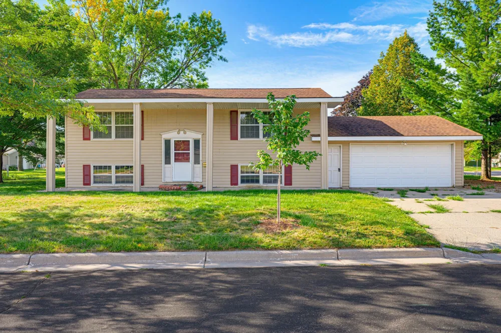 64 9th Avenue NE Hutchinson, MN 55350