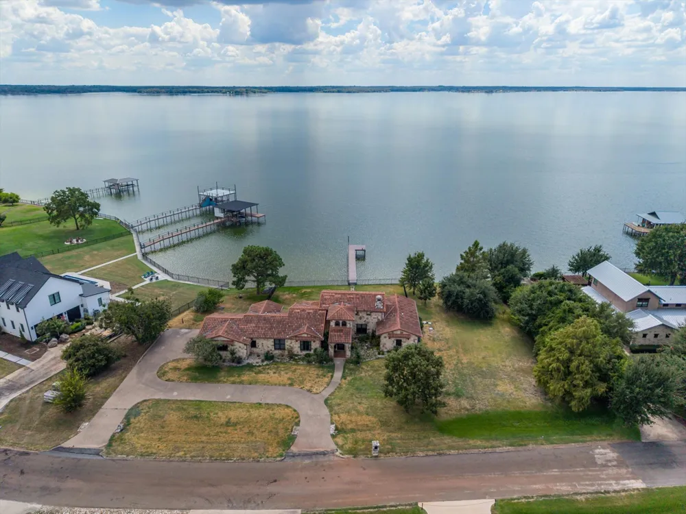 1160 The Shores Drive Corsicana, TX 75109