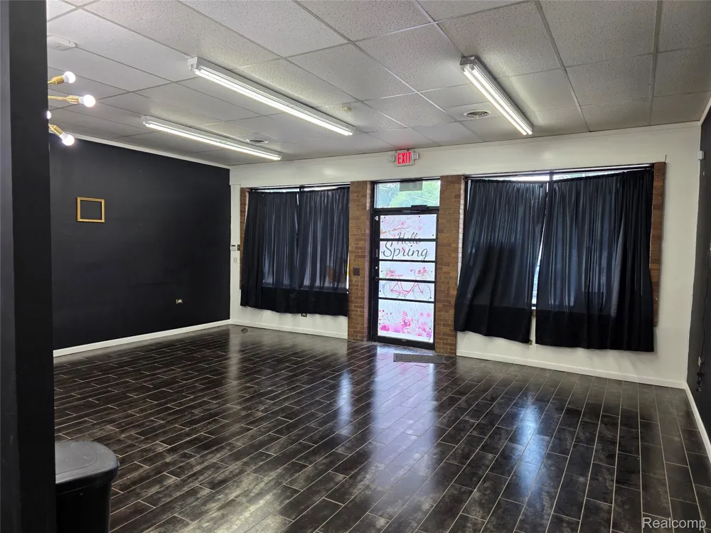 10620 W W. 9 Mile Road Oak Park City, MI 48237