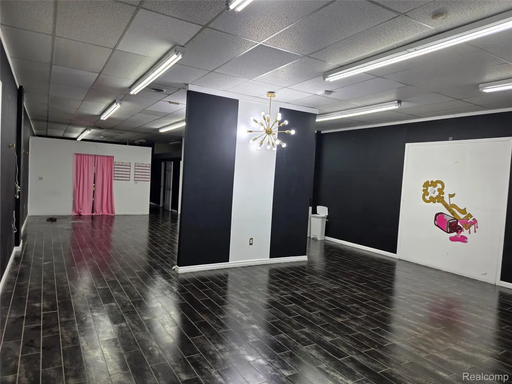 10620 W W. 9 Mile Road Oak Park City, MI 48237