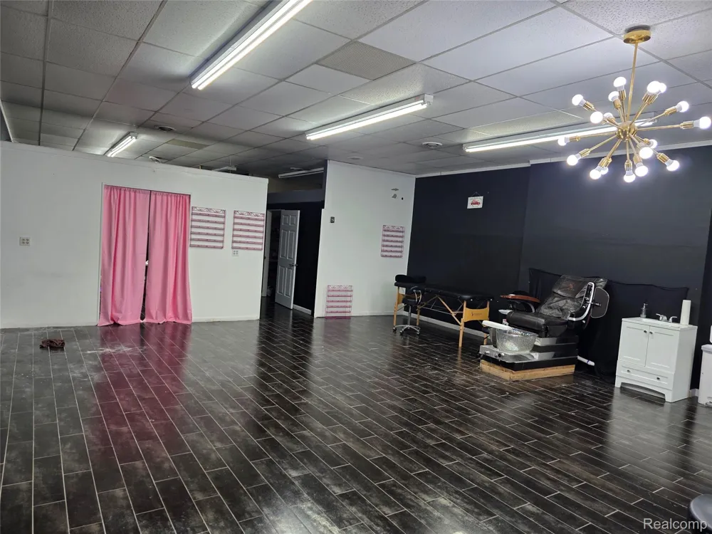 10620 W W. 9 Mile Road Oak Park City, MI 48237