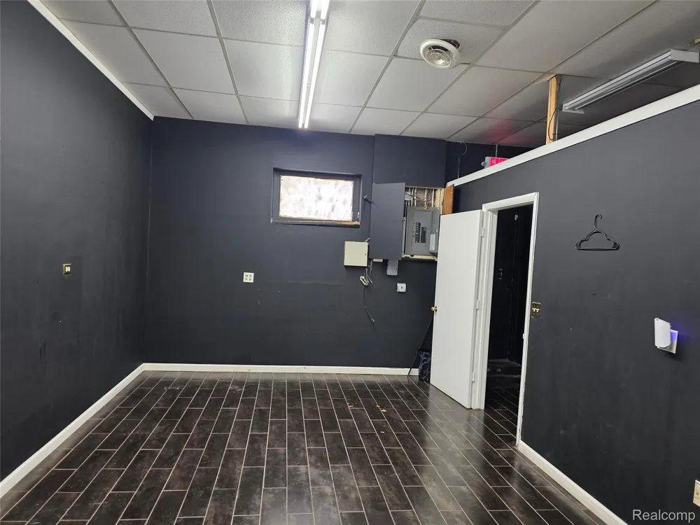 10620 W W. 9 Mile Road Oak Park City, MI 48237