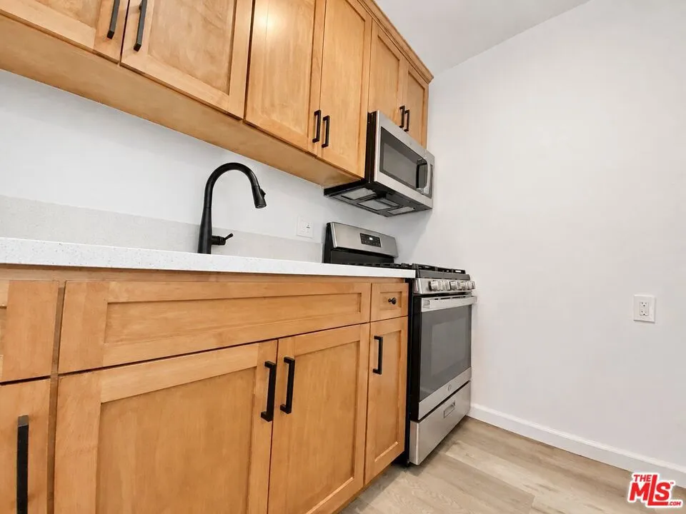 1240 S Bronson Avenue #9 Los Angeles, CA 90019