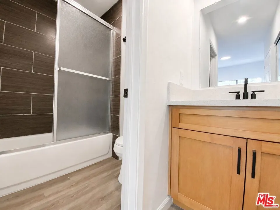 1240 S Bronson Avenue #9 Los Angeles, CA 90019