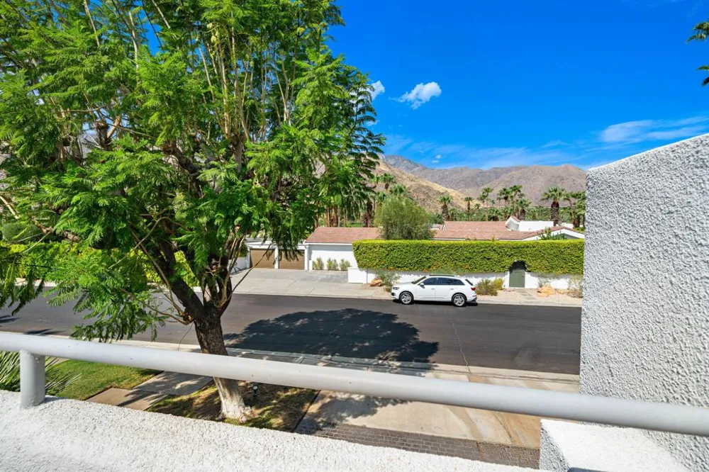 1530 Kaweah Road Palm Springs, CA 92262