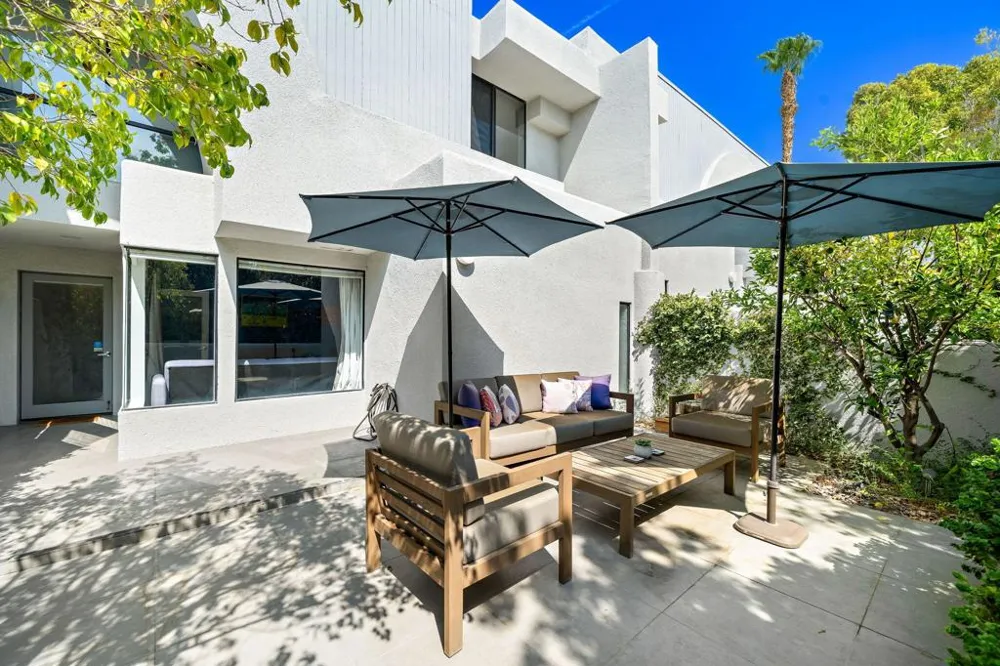 1530 Kaweah Road Palm Springs, CA 92262