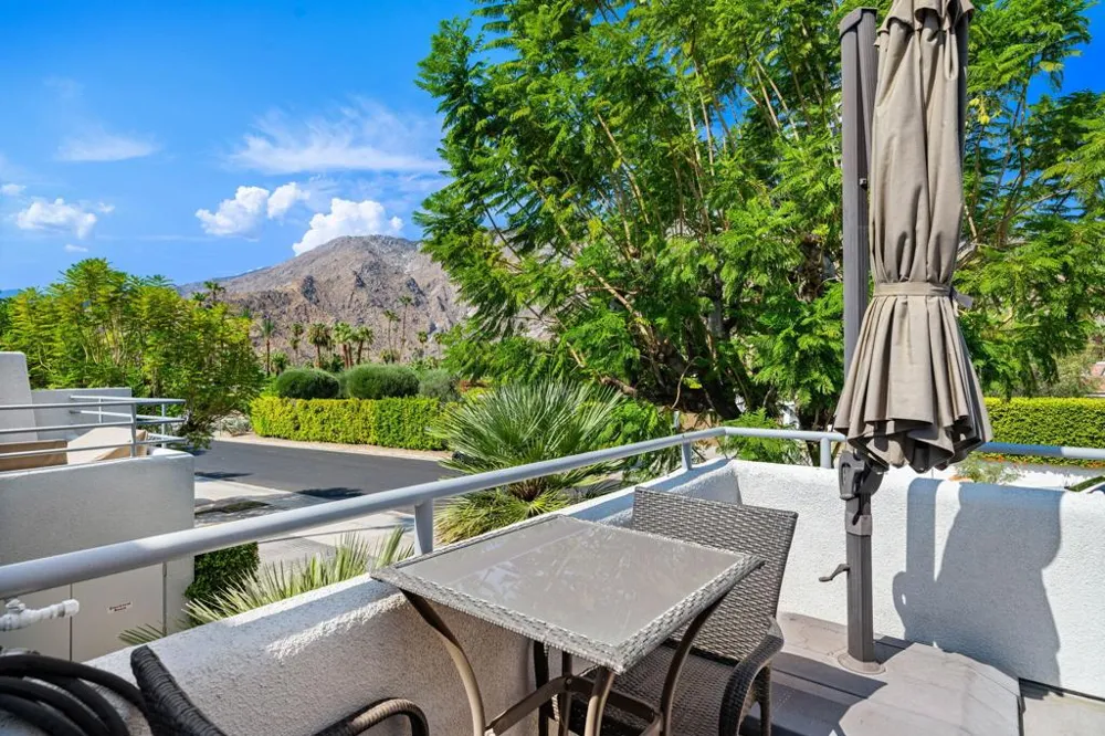1530 Kaweah Road Palm Springs, CA 92262