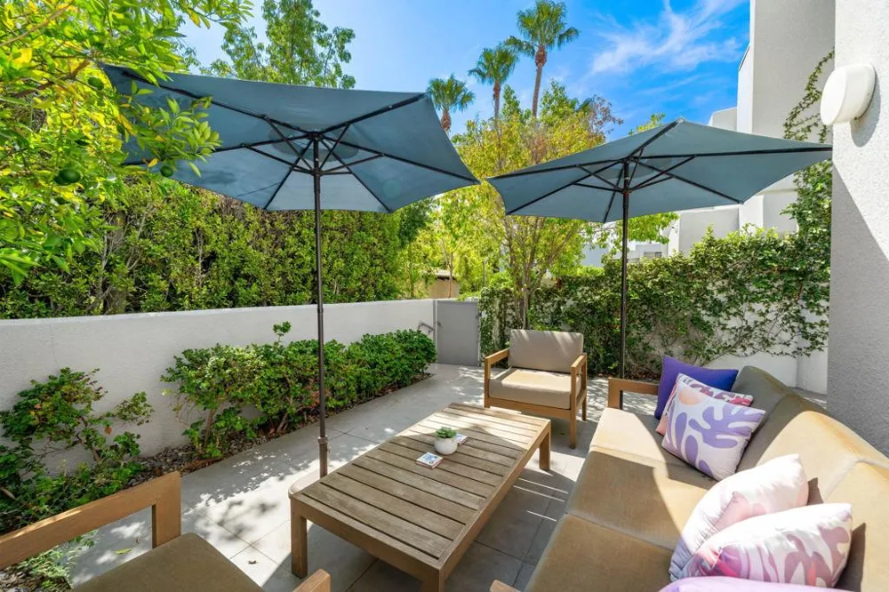 1530 Kaweah Road Palm Springs, CA 92262