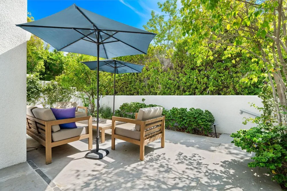 1530 Kaweah Road Palm Springs, CA 92262