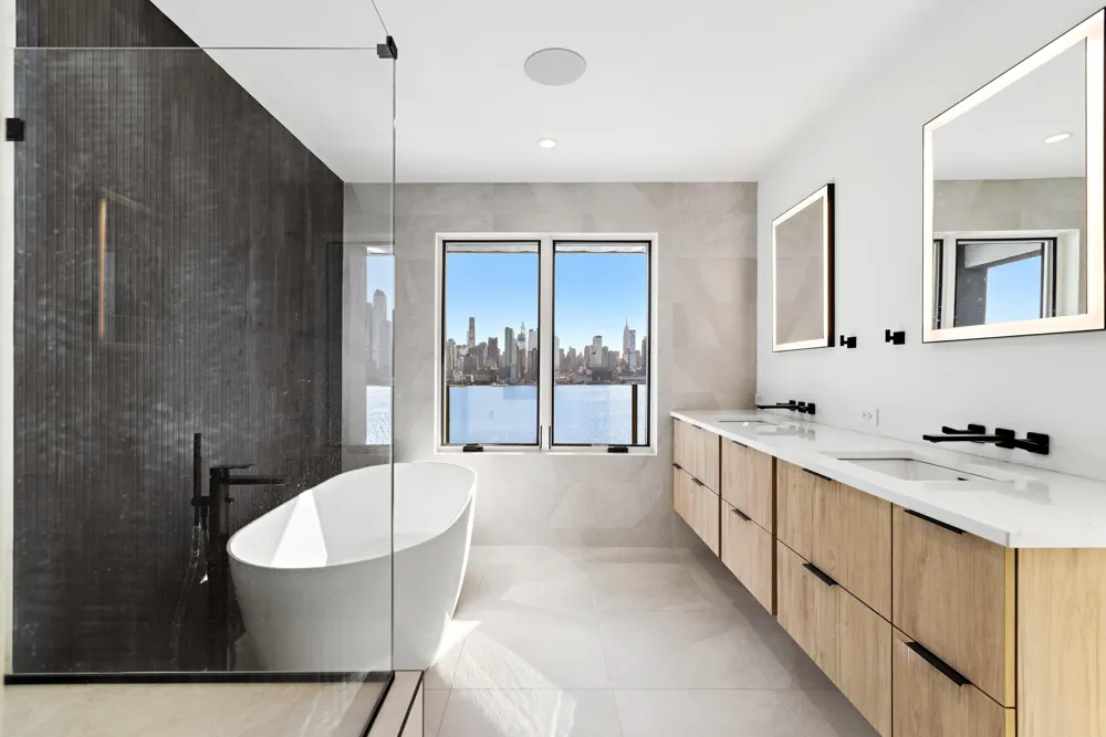 58 KING AVE Weehawken, NJ 07086