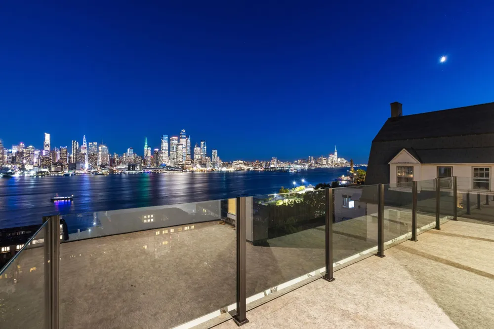 58 KING AVE Weehawken, NJ 07086