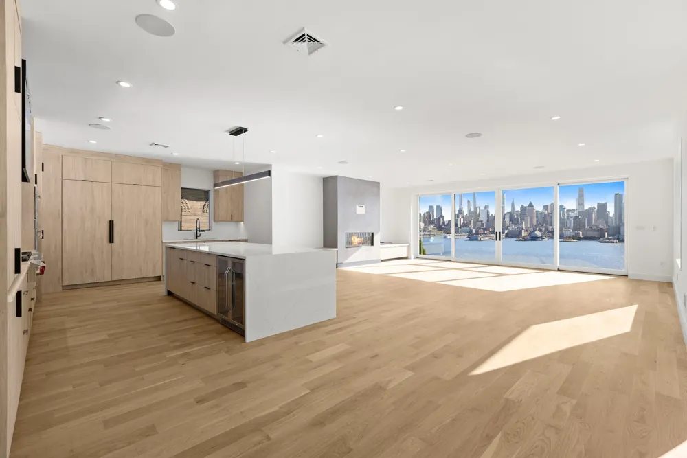 58 KING AVE Weehawken, NJ 07086