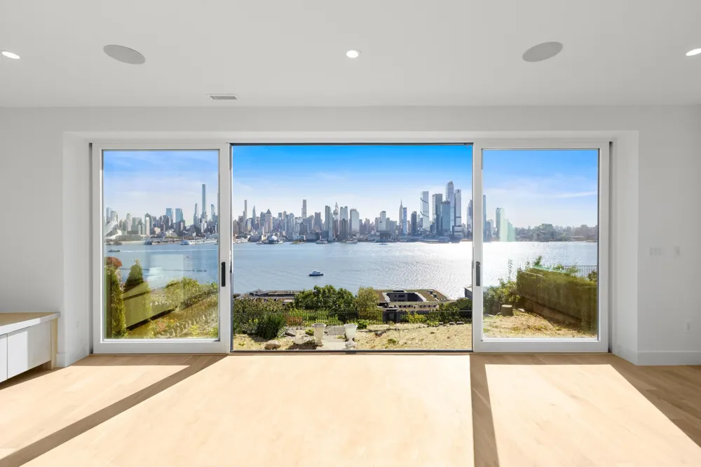58 KING AVE Weehawken, NJ 07086