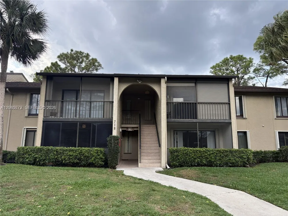 718 Sunny Pine Way #F2 Green Acres, FL 33415