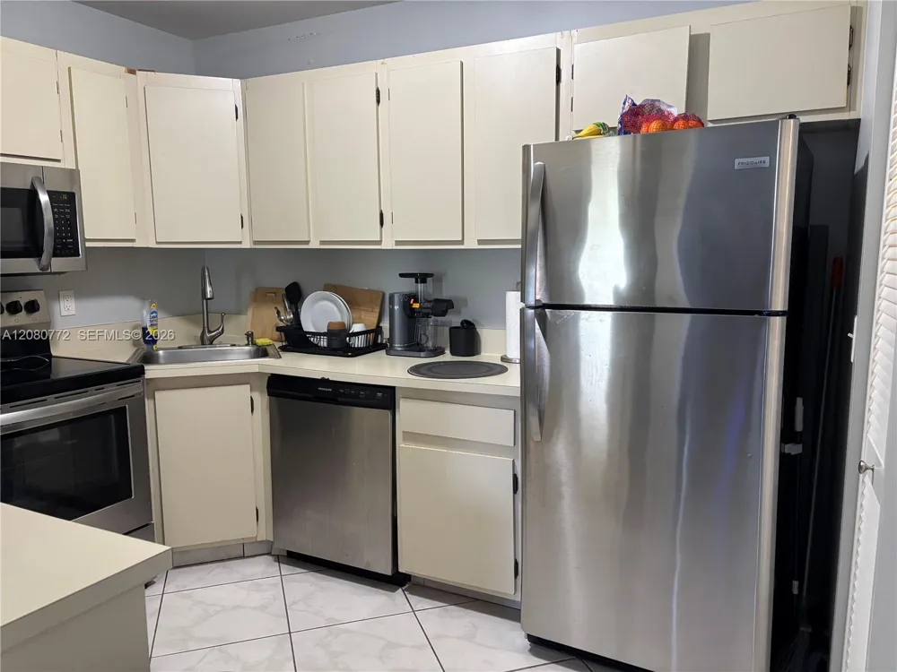 718 Sunny Pine Way #F2 Green Acres, FL 33415