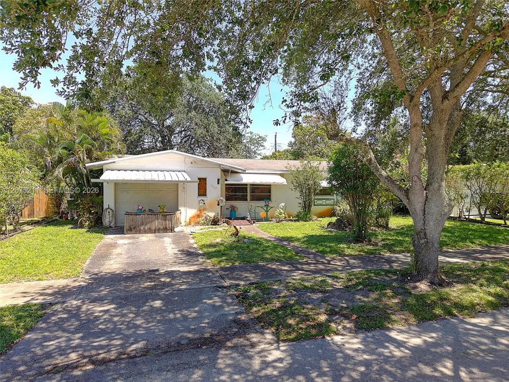 7509 Garfield St Hollywood, FL 33024