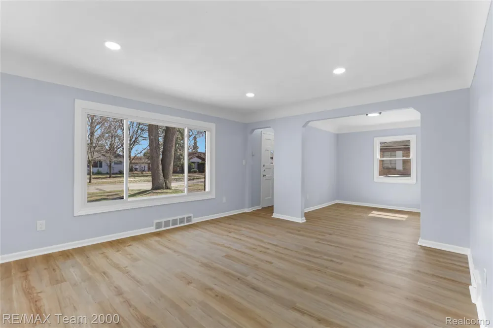 21171 Westhampton Street Oak Park City, MI 48237
